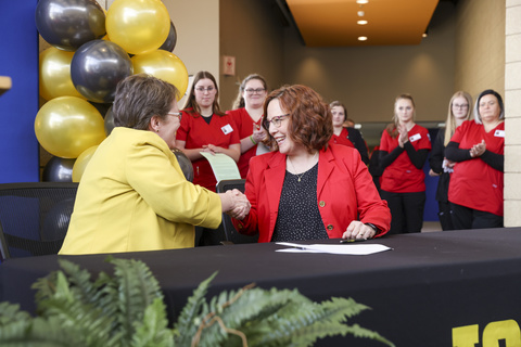 Dean Zerwic and SWCC president Dr. McGuire-Welch shake hands after signing the new 3+1 articulation agreement.